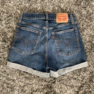 Women’s Levi’s Wedgie Shorts size 27